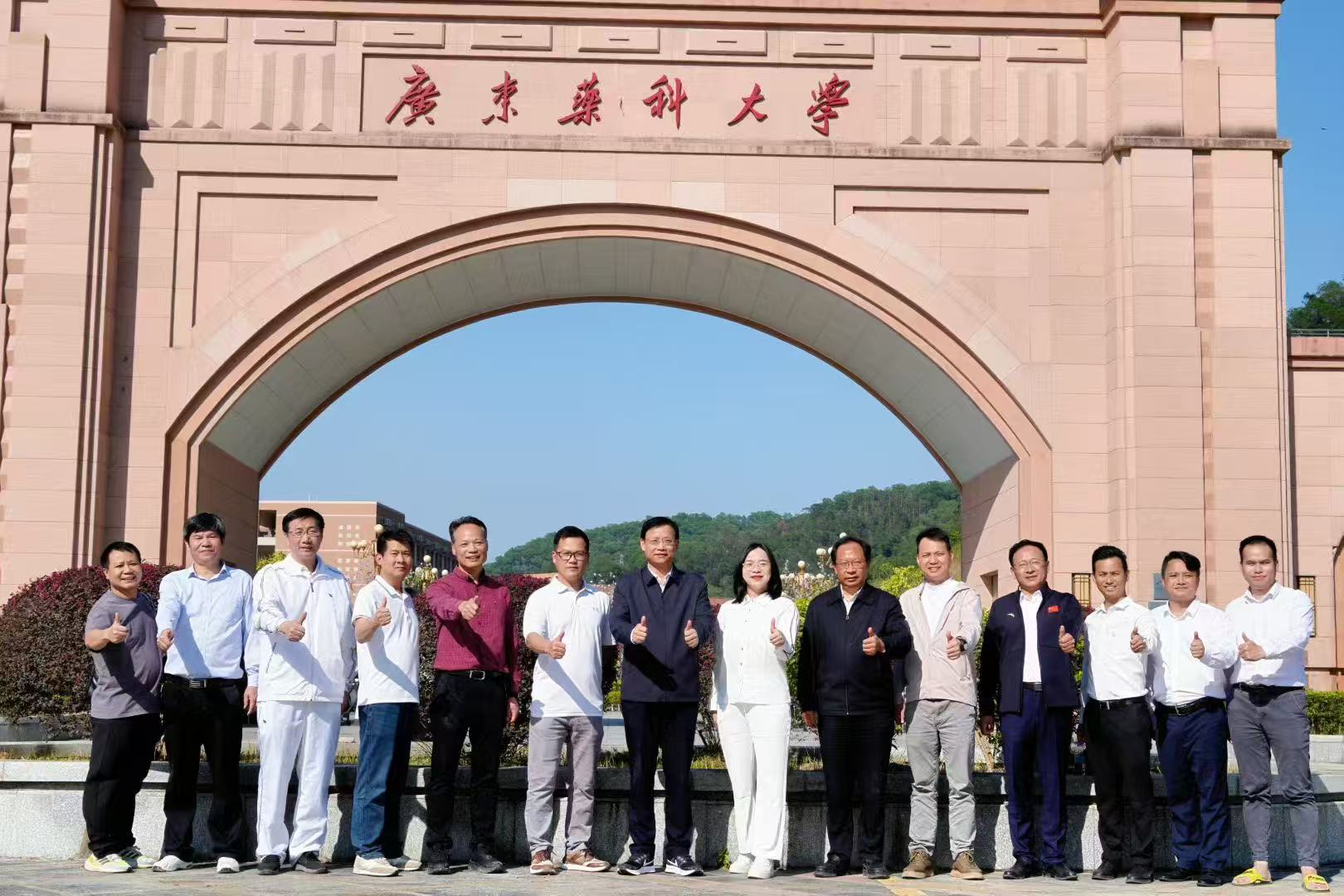 維港口腔攜手廣藥校友會共赴植樹節之約