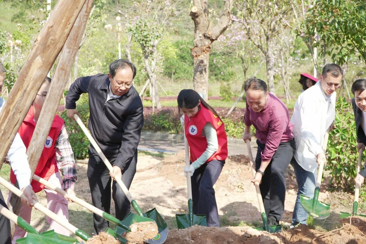 維港口腔攜手廣藥校友會共赴植樹節之約