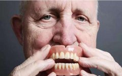 第一次佩戴假牙，為什麼需要牙醫的協助呢？